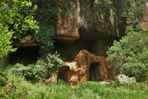 1920px-Tombe_a_portico_(VI-V_sec._a.C.)_presso_il_Parco_Regionale_Marturanum_-_Barbarano_Romano_-_VT