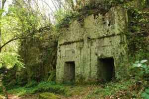 1920px-Tombe_etrusche_presso_il_Parco_Marturanum_a_Barbarano_Romano_-_VT_-_Italia